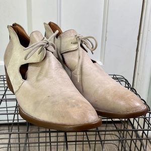 Borne Off-White Heeled Oxford shoe Size 11M